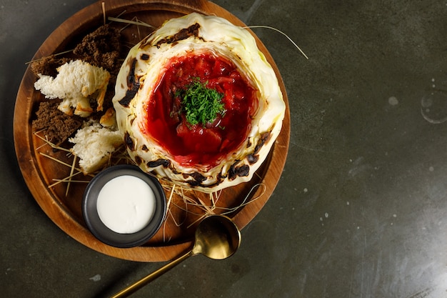 Borscht com bochecha de bezerro em repolho frito