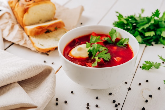 Borscht com pão fresco em madeira natural