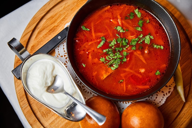 Borscht con crema agria y donuts