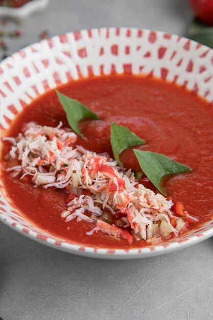 Borscht frío Comida y sopa de tomate en una mesa de madera con radsih de patata de pepino de remolacha