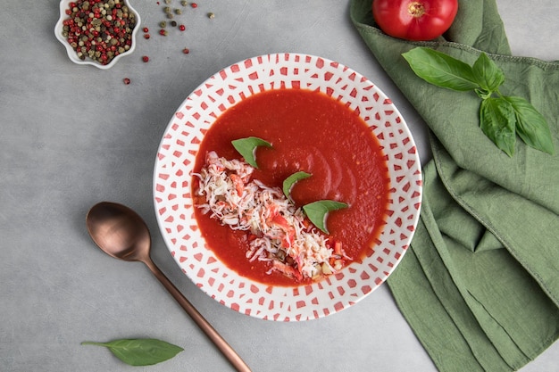 Borscht frío Comida y sopa de tomate en una mesa de madera con radsih de patata de pepino de remolacha