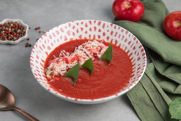 Borscht frío Comida y sopa de tomate en una mesa de madera con radsih de patata de pepino de remolacha