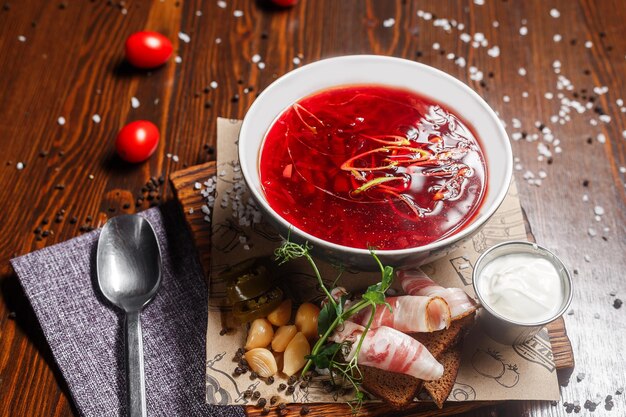 Foto borscht frío con trozos de ajo de tocino y oscuro y de mal humor nuevo