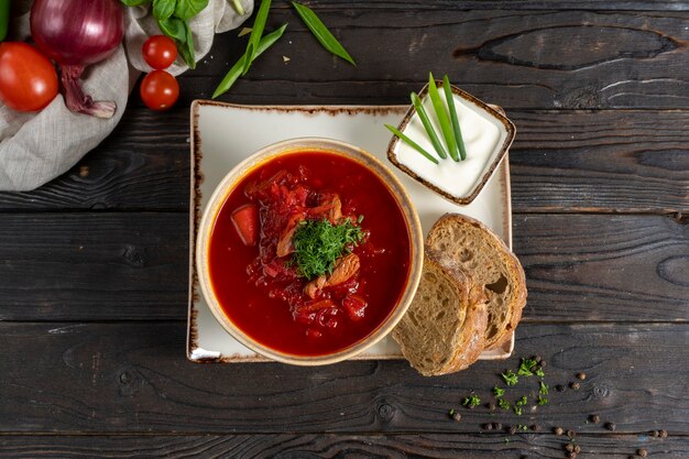 Borscht mit Rindfleisch und Sauerrahm.