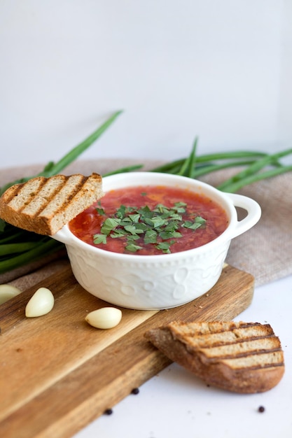 Borscht con picatostes Sopa de remolacha roja un plato tradicional de los eslavos