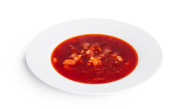 Borscht rojo, caliente - sopa de remolacha aislada en blanco.