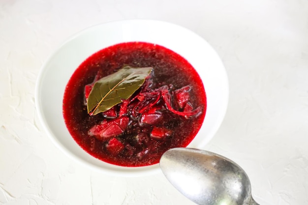 Borscht rojo o sopa de remolacha con crema agria