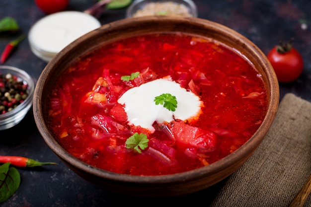 Borscht ruso ucraniano tradicional con las alubias blancas en el cuenco.