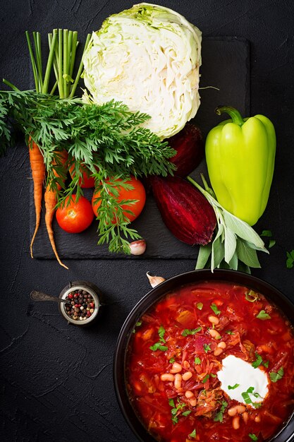 Borscht ruso ucraniano tradicional con judías blancas e ingredientes para borsch