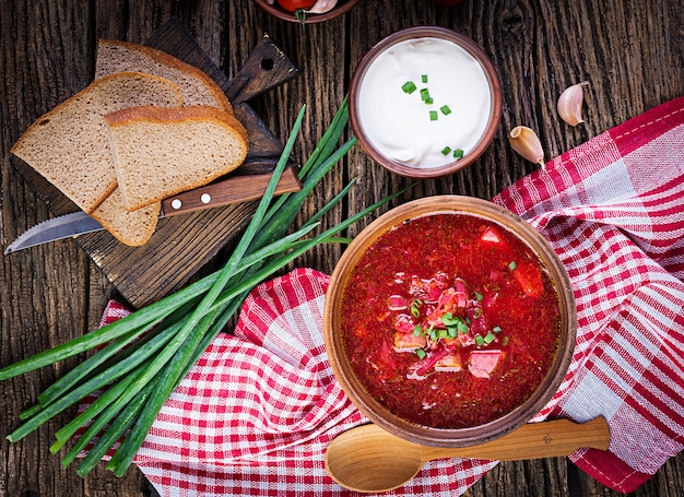 Borscht ruso ucraniano tradicional o sopa roja en el cuenco. Vista superior