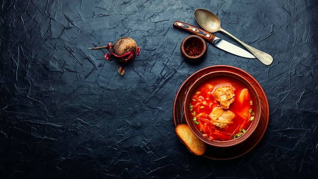 Borscht sopa apetitosa a base de remolacha y carne Borscht rojo ucraniano o caldo Copiar espacio