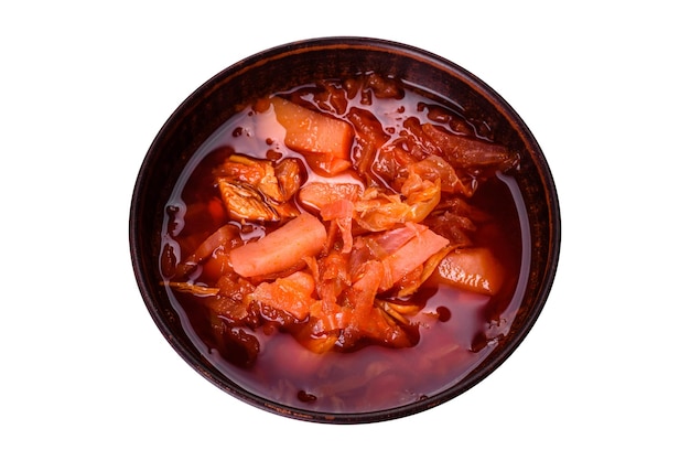 Borscht sopa tradicional de Ucrania hecha de remolacha, tomate, repollo, zanahoria y carne de res