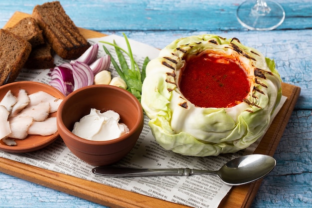 Borscht tradicional ucraniano con alubias blancas en el tazón de repollo