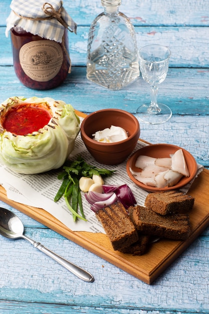 Borscht tradicional ucraniano con alubias blancas en el tazón de repollo