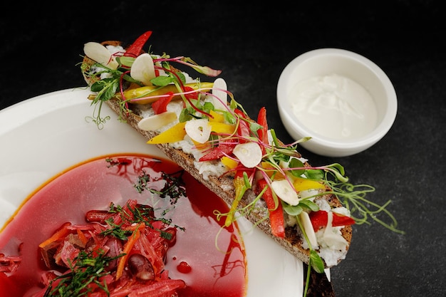 Borscht ucraniano con bruschetta con verduras en un plato