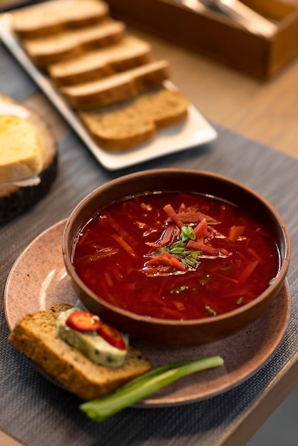 Borscht ucraniano na mesa comida nacional ucraniana