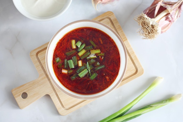 Borscht ucraniano en un plato sobre una mesa de mármol claro Vista superior Comida tradicional