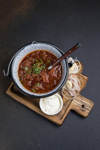 Foto borscht ucraniano tradicional com creme azedo