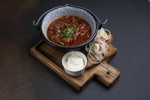 Borscht ucraniano tradicional con crema agria