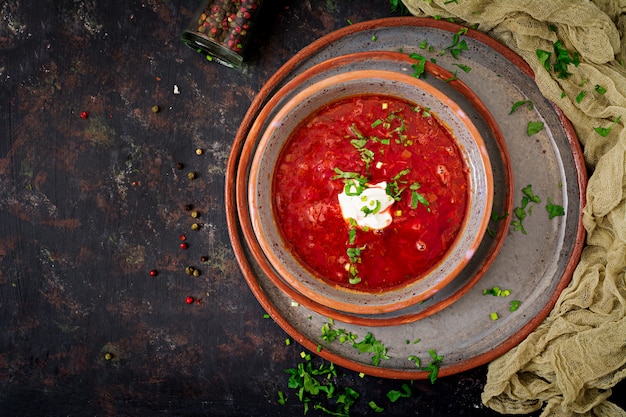 Borscht ucraniano tradicional do russo com carne na bacia. Vista do topo