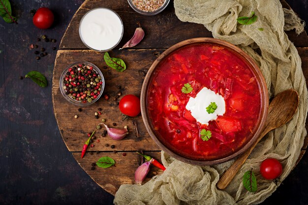 Borscht ucraniano tradicional do russo com os feijões brancos na bacia.