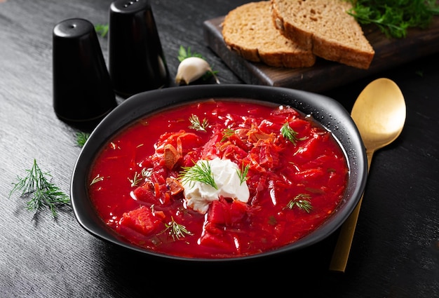 Borscht ucraniano tradicional Tazón de sopa de remolacha roja borsch con crema blanca Raíz de remolacha deliciosa sopa Comida ucraniana