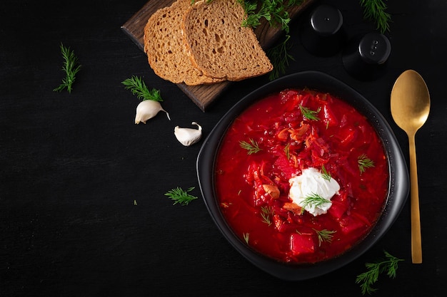 Borscht ucraniano tradicional Tigela de sopa de beterraba vermelha borsch com creme branco Sopa deliciosa de raiz de beterraba Comida ucraniana Vista superior aérea