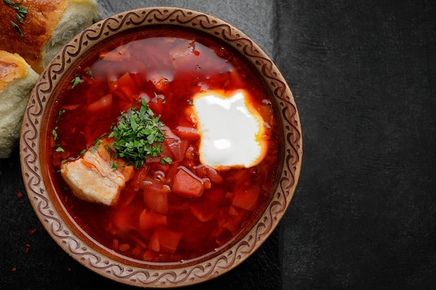 Borscht vermelho com pães com alho e creme de leite