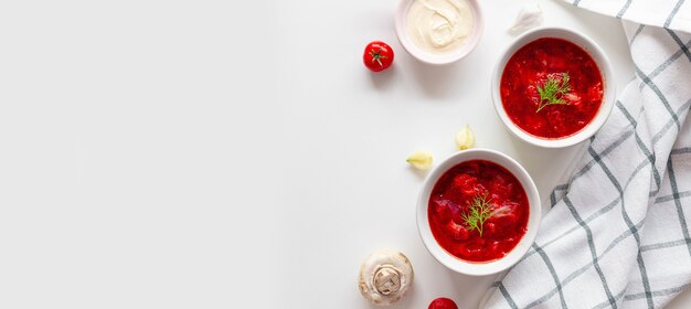 Borschtsch oder traditionelle ukrainische Suppe aus Rüben, Tomaten, Kohl, Karotten und Fleisch in Keramik