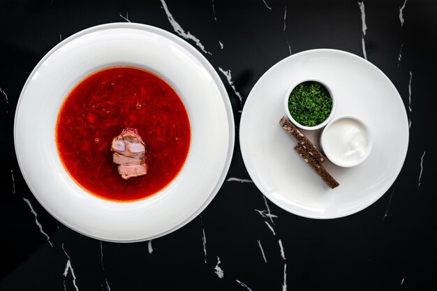 Foto borshch rojo de la sopa de la comida tradicional ucraniana