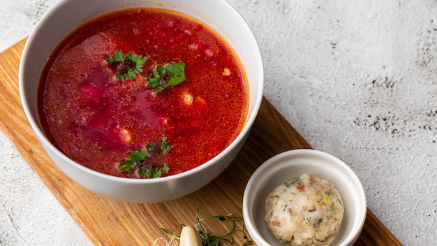 Borsht bortsch borshch borscht Sopa associada à culinária da Europa Oriental e Central, especialmente da Ucrânia