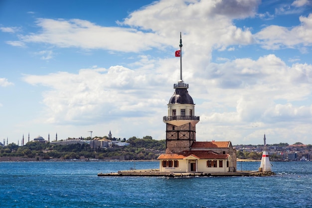 Bósforo com a famosa Torre Maiden Kiz Kulesi em Istambul