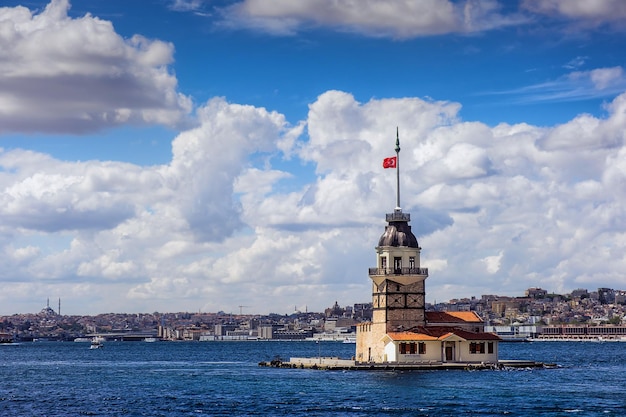 Bósforo com a famosa torre maiden kiz kulesi em istambul