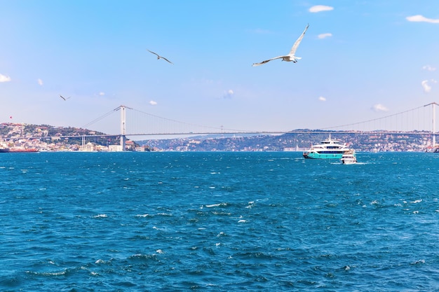 El Bósforo ve el puente y la mezquita de Ortakoy Estambul