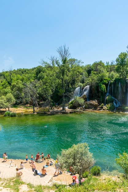 BOSNIA Y HERZEGOVINA LIUBUSHKI. los turistas descansan y nadan en la pintoresca cascada