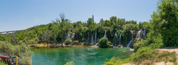 BOSNIA Y HERZEGOVINA LYUBUSHKI turistas descansan y nadan en la pintoresca cascada