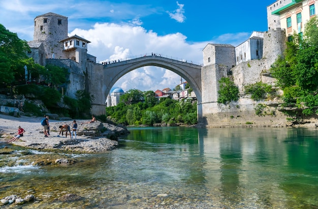 BOSNIEN UND HERZEGOWINA Touristen besuchten die im osmanischen Stil gebaute Brücke