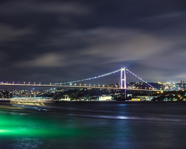 Bosporus-Brücke bei Nacht Istanbul Türkei