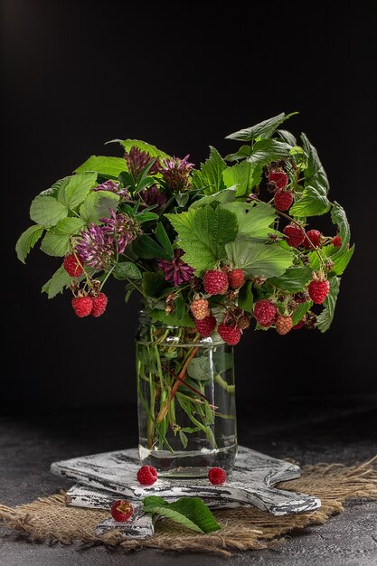 Bosque de bayas con hojas en mesa rústica