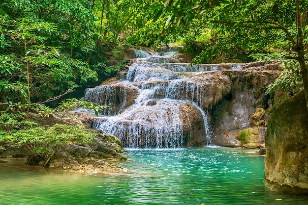 Bosque y cascada en la cascada de Ton Nga Chang, Songkhla, Tailandia. Atracción turística y lugares turísticos famosos, paisajes naturales de selvas al aire libre