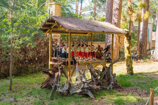 Foto bosque encantado con figuras de madera