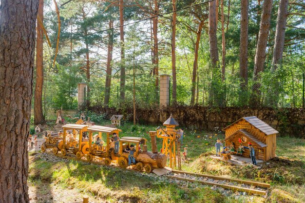 Foto bosque encantado con figuras de madera