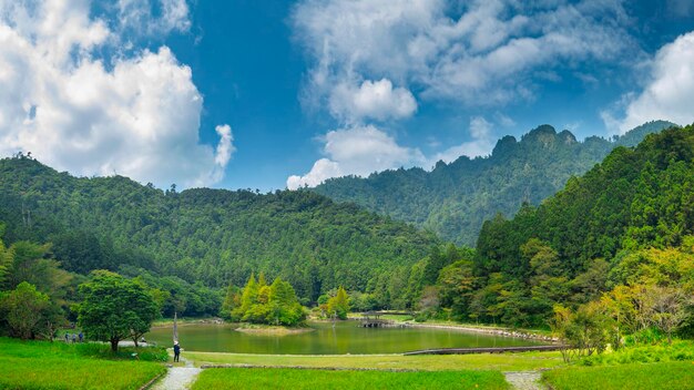 El bosque y los lagos de montaña Mingchi Yilan County Taiwán es una famosa atracción turística