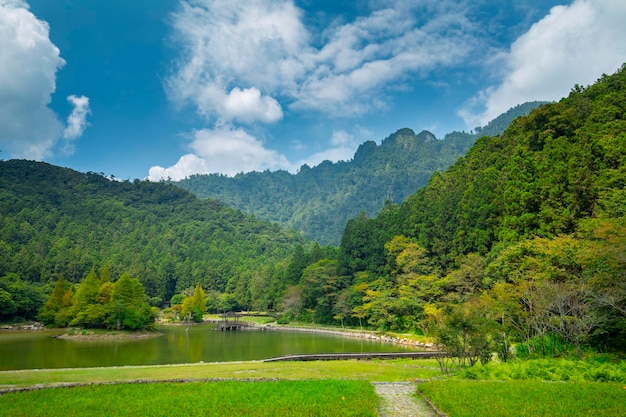 El bosque y los lagos de montaña Mingchi Yilan County Taiwán es una famosa atracción turística