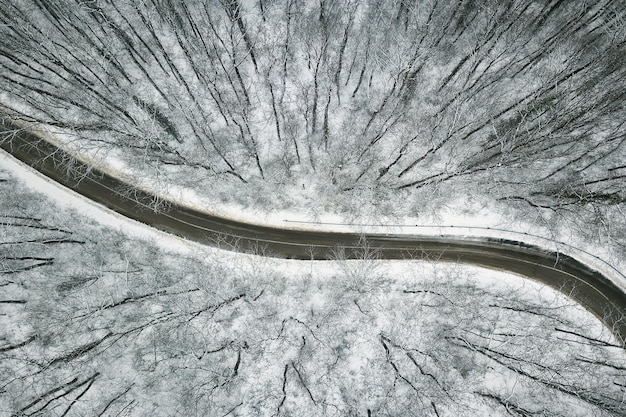 Bosque nevado con una carretera. Vista aérea.