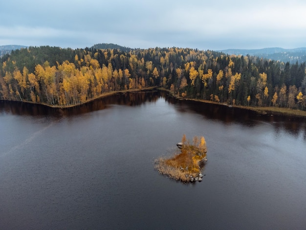 El bosque otoñal y los lagos desde arriba La vista del parque Ruskeala desde el dron