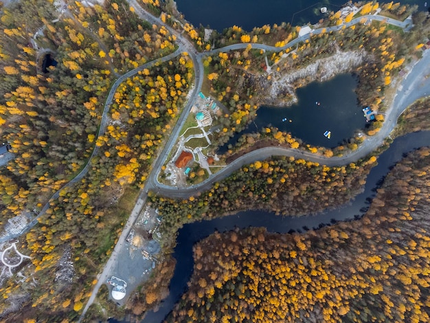 El bosque otoñal y los lagos desde arriba La vista del parque Ruskeala desde el dron