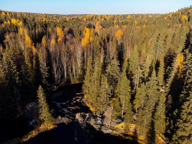 El bosque otoñal y los lagos desde arriba La vista del parque Ruskeala desde el dron