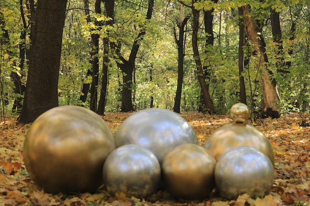 bosque de otoño con hojas caídas, bolas doradas decorativas