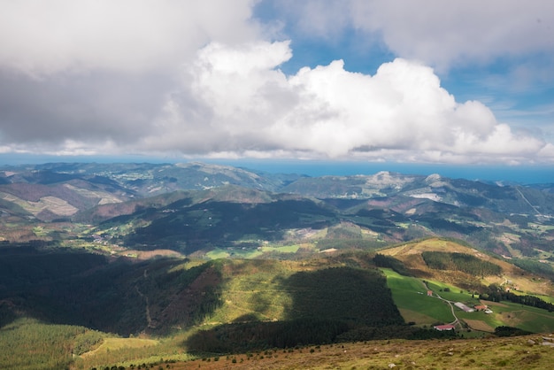 El bosque de Vizcaya y el paisaje de la montaña en oiz montan, país vasco, España.